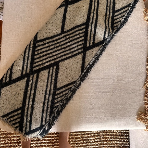 Oak & Fort Scarf - Picture 2 of 3